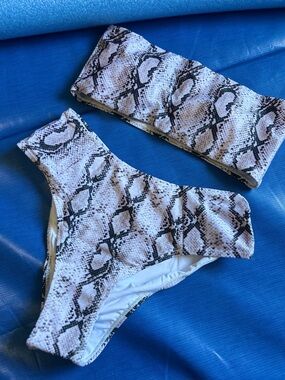 Yira Swimwear 2 piece snake print size M